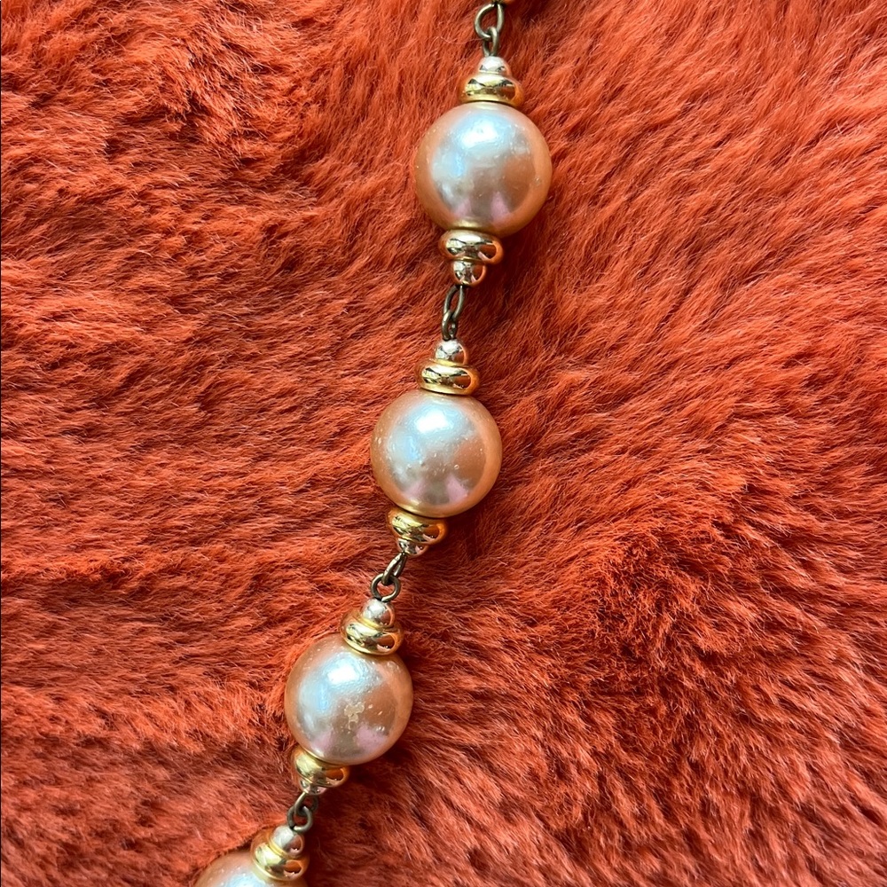 Elegant Ann Hand Gold and Cream Pearl Necklace - Picture 4 of 4